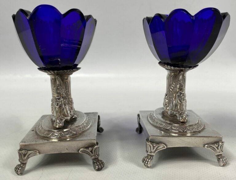 Paire de salerons en argent (850), le fût orné de sphinges - Coupe en verre ble…