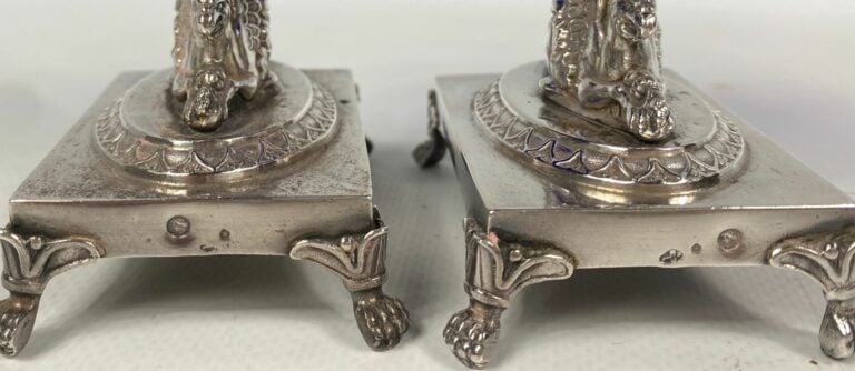 Paire de salerons en argent (850), le fût orné de sphinges - Coupe en verre ble…