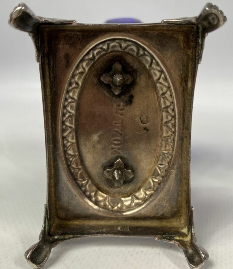 Paire de salerons en argent (850), le fût orné de sphinges - Coupe en verre ble…