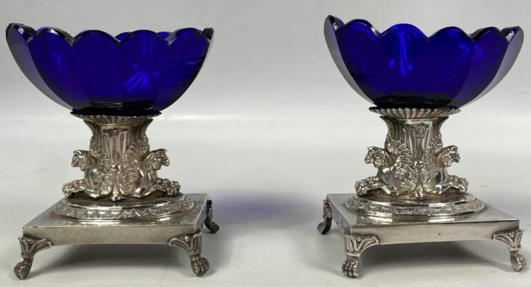 Paire de salerons en argent (850), le fût orné de sphinges - Coupe en verre ble…
