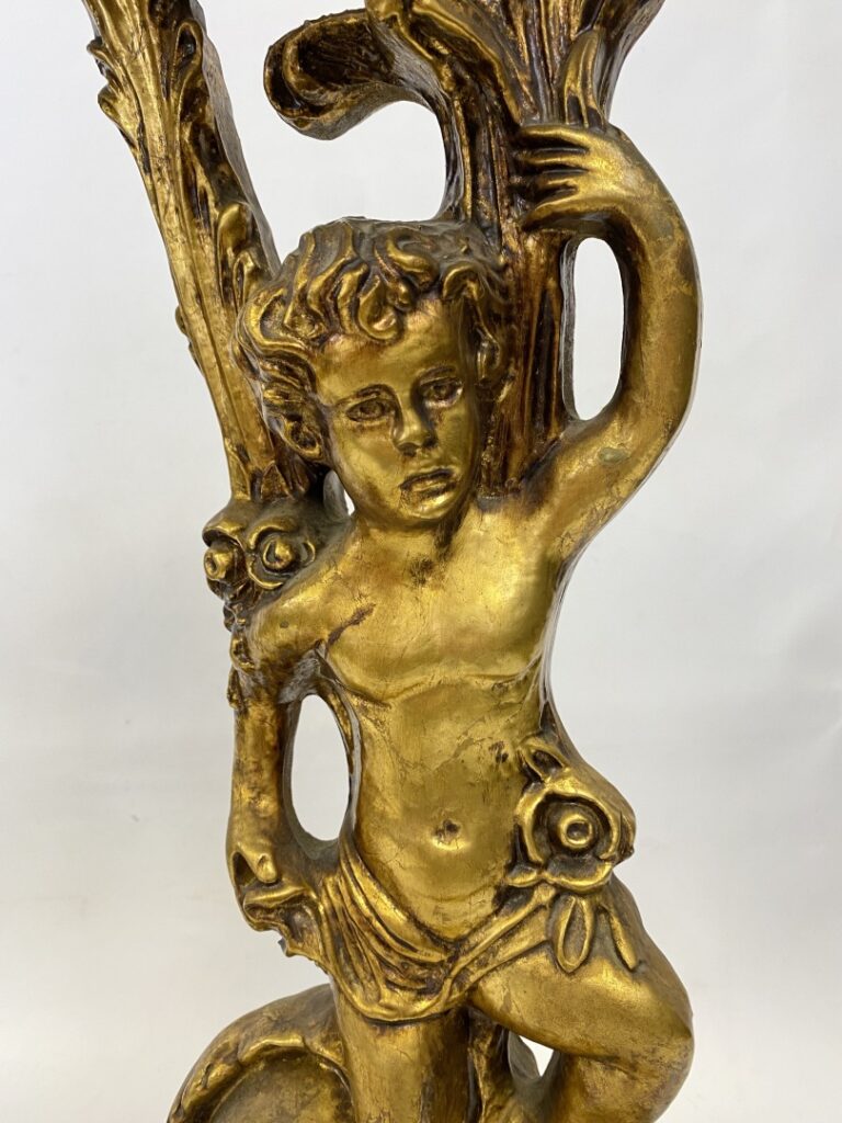 Paire de sellettes / guéridons en bois doré sculpté à décor d'angelots debout s…