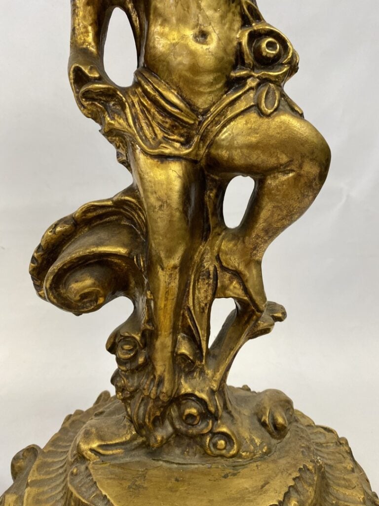 Paire de sellettes / guéridons en bois doré sculpté à décor d'angelots debout s…