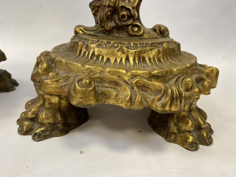 Paire de sellettes / guéridons en bois doré sculpté à décor d'angelots debout s…