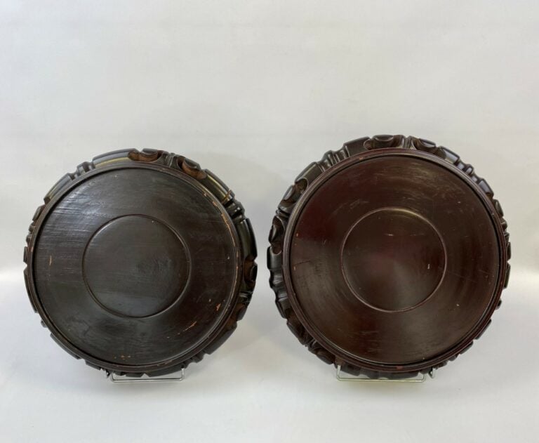 Paire de socles en bois laqué de forme circulaire à bord ajouré - H : 9 cm - D…