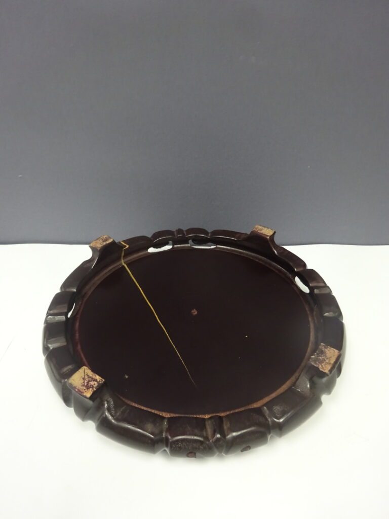 Paire de socles en bois laqué de forme circulaire à bord ajouré - H : 9 cm - D…
