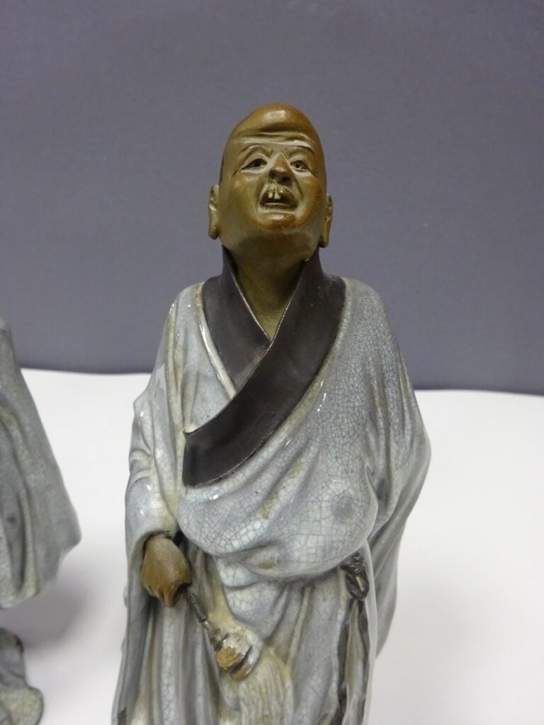 [-] PAIRE DE STATUETTES EN GRES EMAILLE BLEU DE SHIWAN - Chine - Cachets en cre…