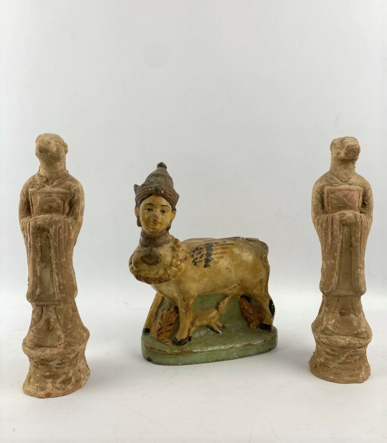 Paire de statuettes en terre cuite figurant une divinité à tête de vache et une…