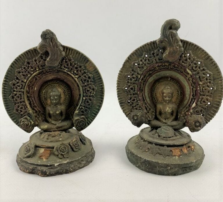 Paire de sujets en bois et composition polychrome et dorés figurant bouddha ass…