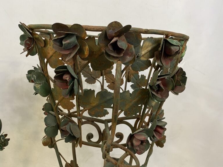 Paire de supports de jardinières en fer forgé à l'imitation d'un treillage de f…