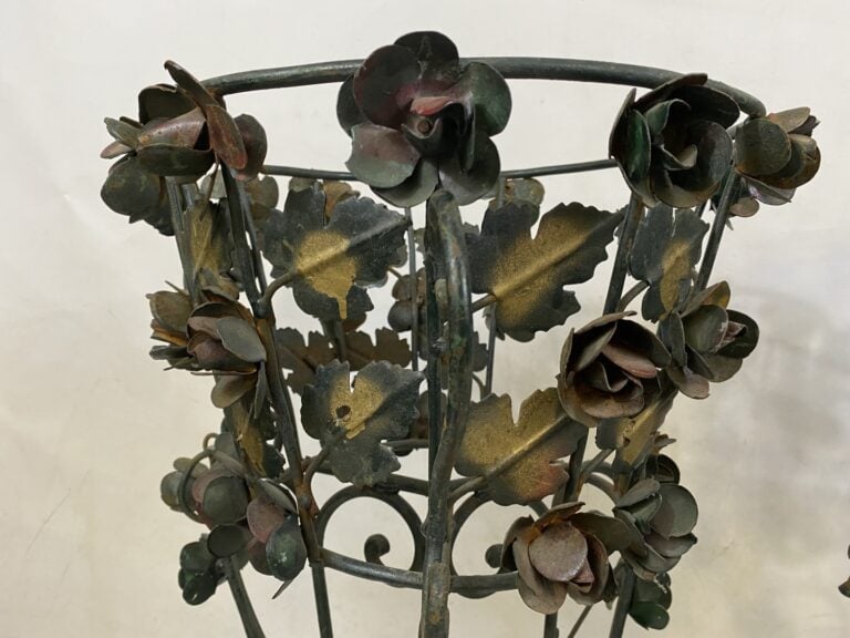Paire de supports de jardinières en fer forgé à l'imitation d'un treillage de f…