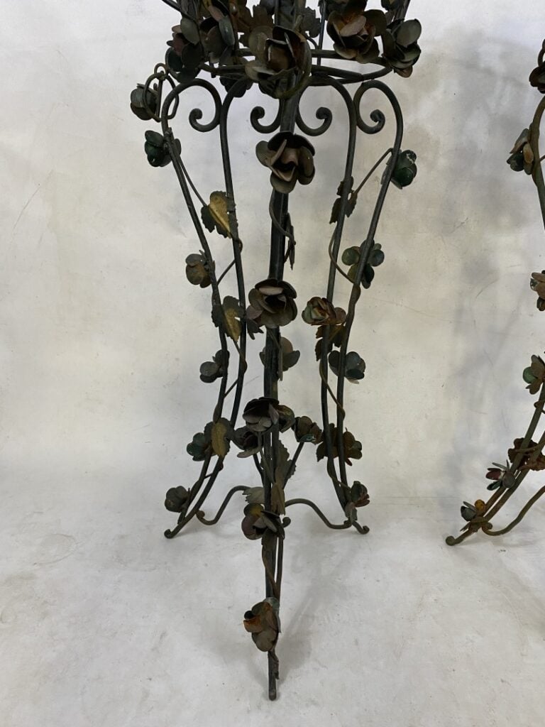 Paire de supports de jardinières en fer forgé à l'imitation d'un treillage de f…