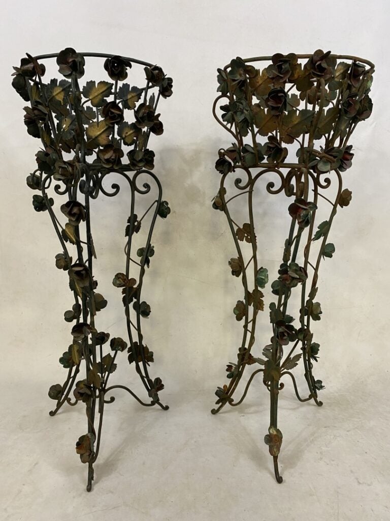 Paire de supports de jardinières en fer forgé à l'imitation d'un treillage de f…