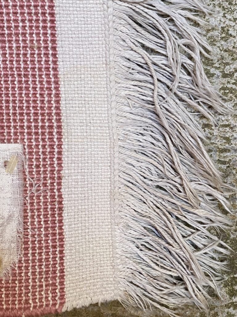 Paire de tapis chinois - Sur fond rose à décor de fleurs et motifs géométriques…