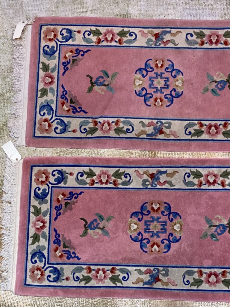 Paire de tapis chinois - Sur fond rose à décor de fleurs et motifs géométriques…