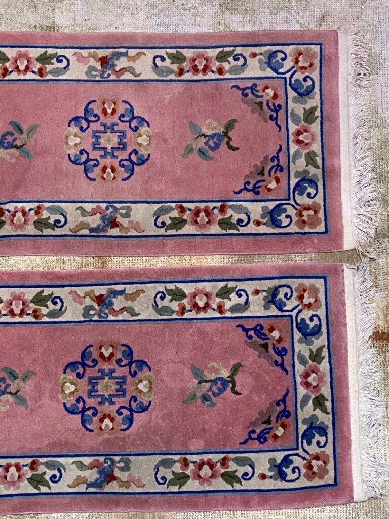 Paire de tapis chinois - Sur fond rose à décor de fleurs et motifs géométriques…