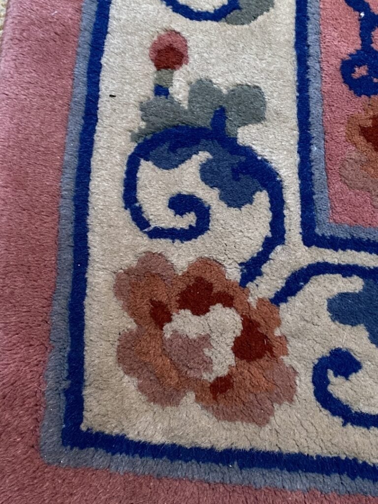 Paire de tapis chinois - Sur fond rose à décor de fleurs et motifs géométriques…
