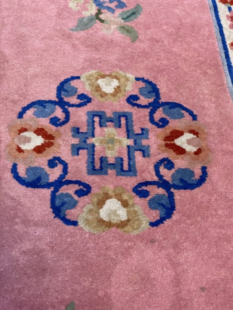 Paire de tapis chinois - Sur fond rose à décor de fleurs et motifs géométriques…