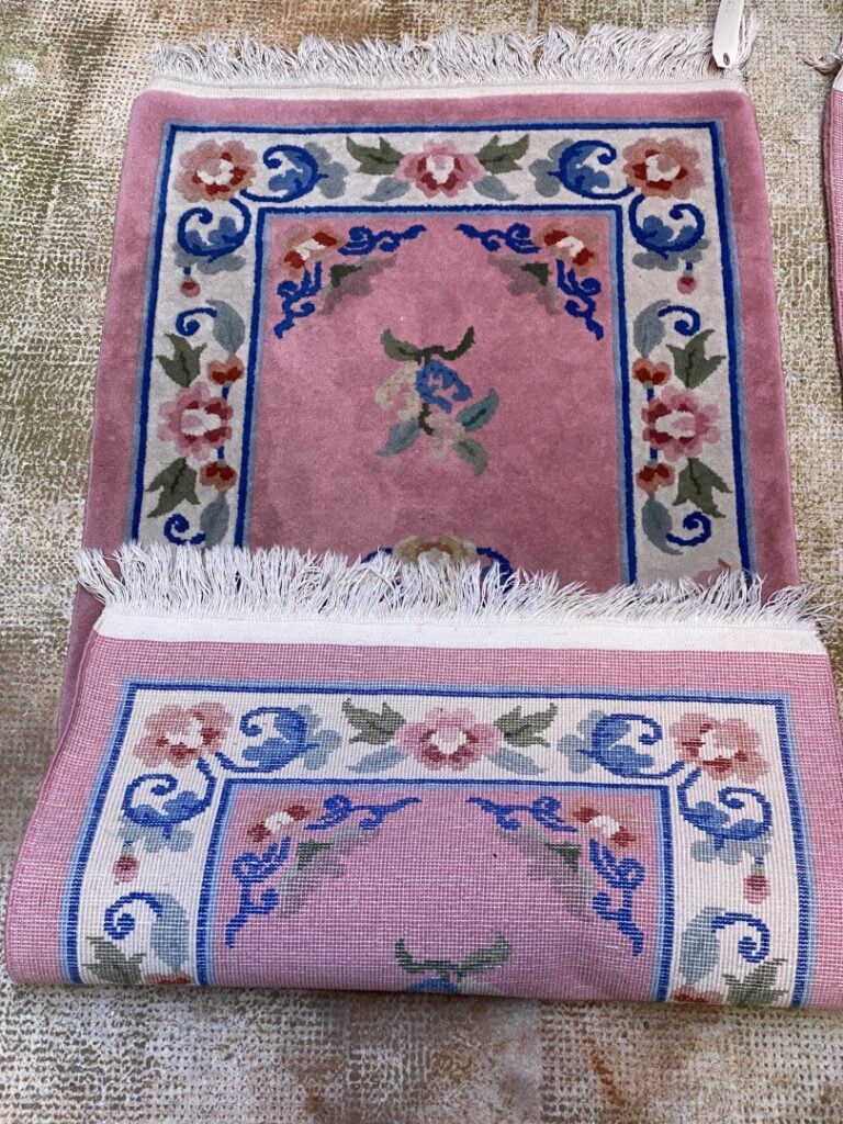 Paire de tapis chinois - Sur fond rose à décor de fleurs et motifs géométriques…