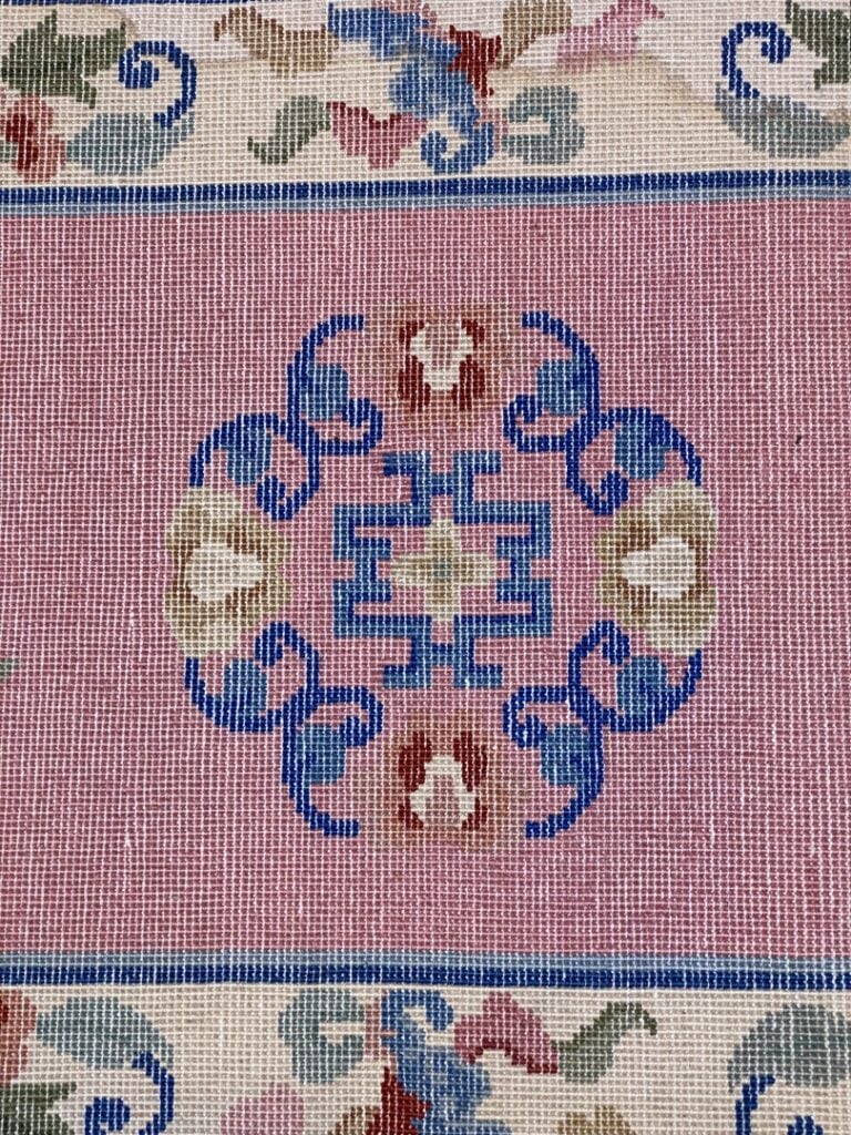 Paire de tapis chinois - Sur fond rose à décor de fleurs et motifs géométriques…