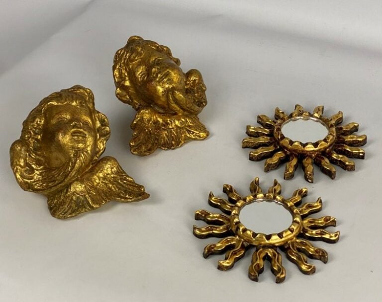 Paire de têtes d'angelots en bois sculpté et doré. - On joint une paire de peti…