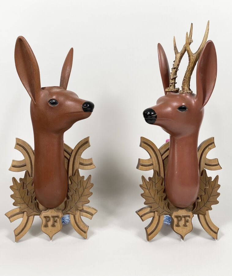 Paire de trophées en bois sculpté relaqué marron figurant un chevreuil et une c…