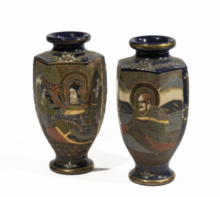 Paire de vase Satsuma en céramique à pans coupés, à décor de divinités dans un…