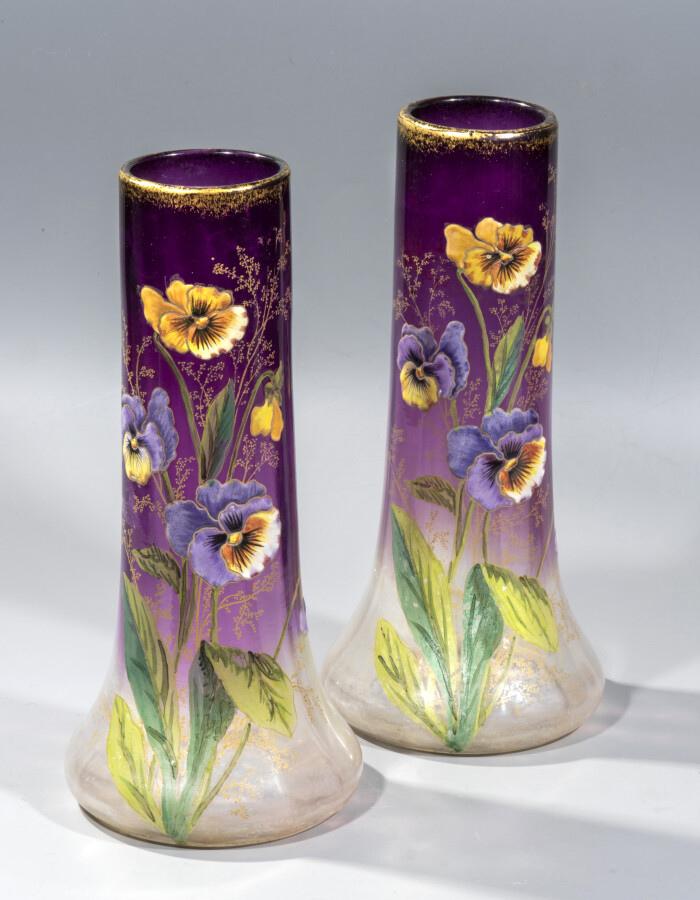 Paire de vases à côtes vénitiennes et long col en verre violet dégradé incolore…