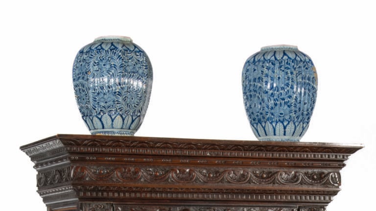 Paire de vases à panses côtelés en faïence de DELFT à décor floral blanc et ble…