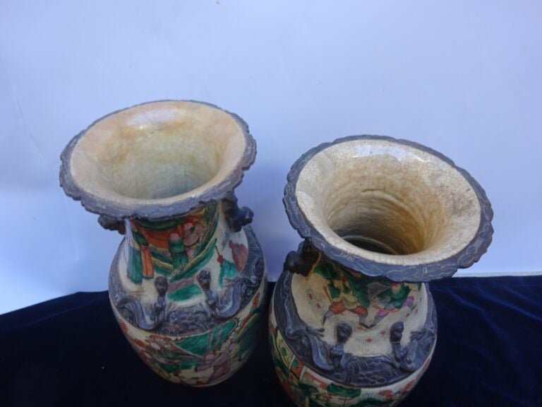 PAIRE DE VASES À QUEUES DE PHÉNIX EN PORCELAINE DE NANKIN - Chine, XXe siècle -…