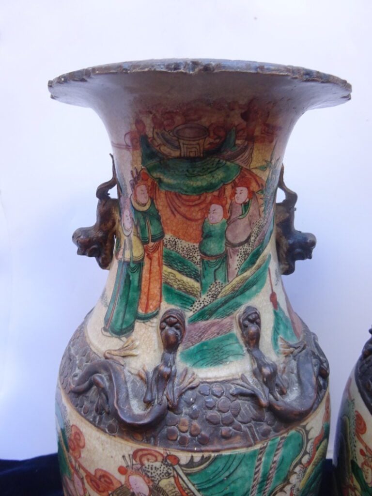 PAIRE DE VASES À QUEUES DE PHÉNIX EN PORCELAINE DE NANKIN - Chine, XXe siècle -…