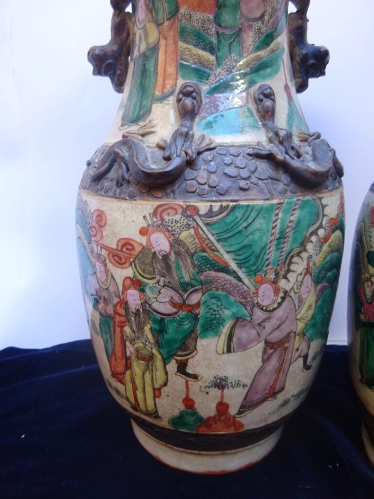 PAIRE DE VASES À QUEUES DE PHÉNIX EN PORCELAINE DE NANKIN - Chine, XXe siècle -…