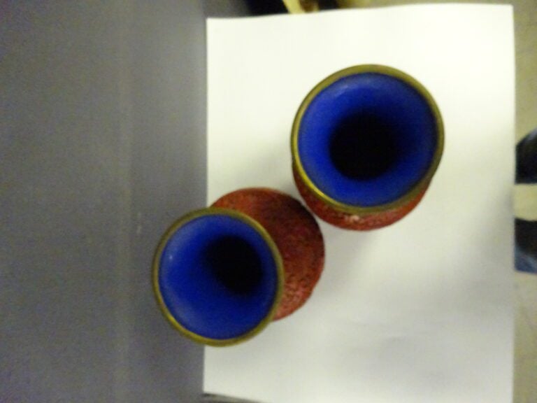 [-] PAIRE DE VASES BALUSTRE EN LAQUE DE CINABRE - Chine, - A décor de pivoines…