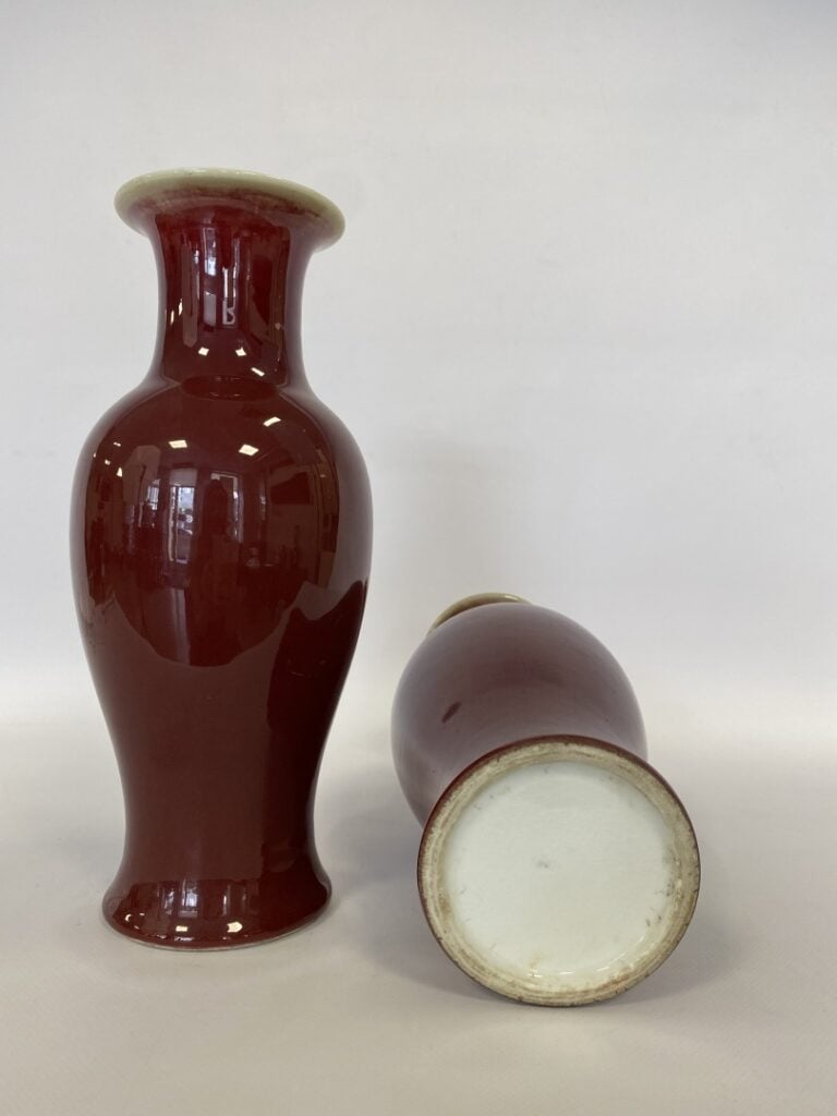 PAIRE DE VASES BALUSTRE EN PORCELAINE A GLACURE SANG DE BOEUF, FENGWEIZUN - Chi…