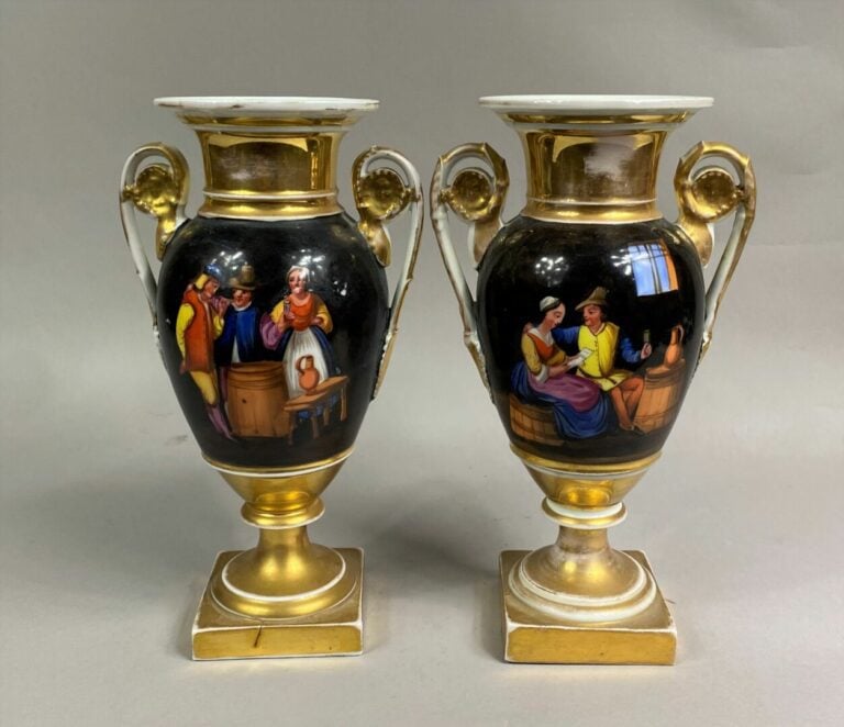 Paire de vases balustre en porcelaine de Paris à décor de scène animées de pers…