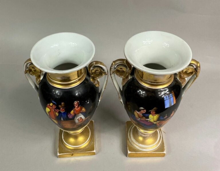 Paire de vases balustre en porcelaine de Paris à décor de scène animées de pers…