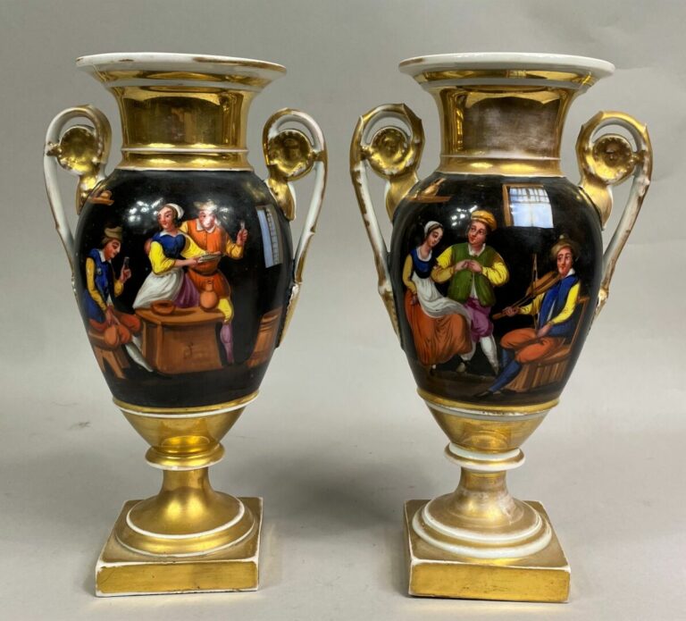 Paire de vases balustre en porcelaine de Paris à décor de scène animées de pers…