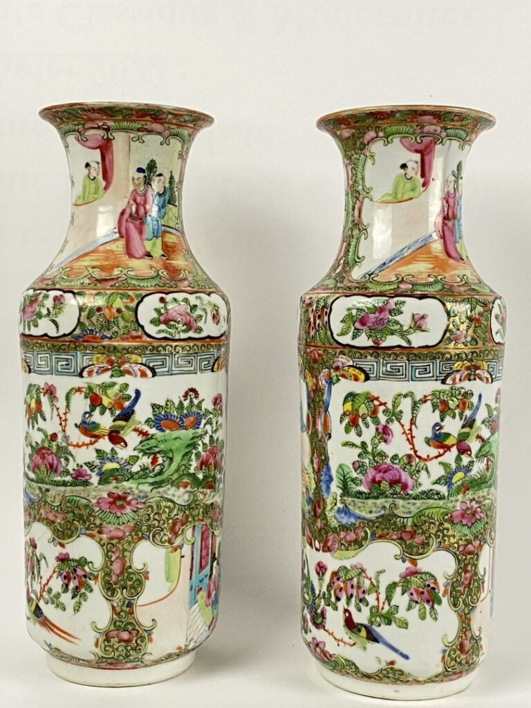 Paire de vases balustre en porcelaine émaillée polychrome, Canton - Chine - A d…
