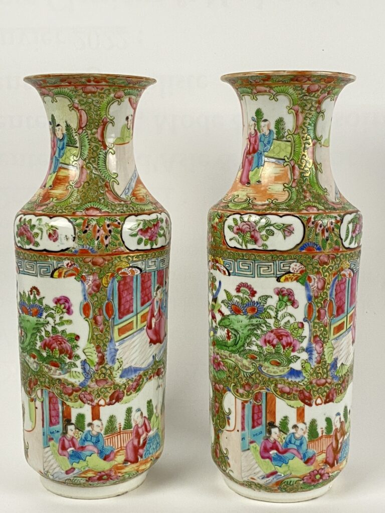 Paire de vases balustre en porcelaine émaillée polychrome, Canton - Chine - A d…