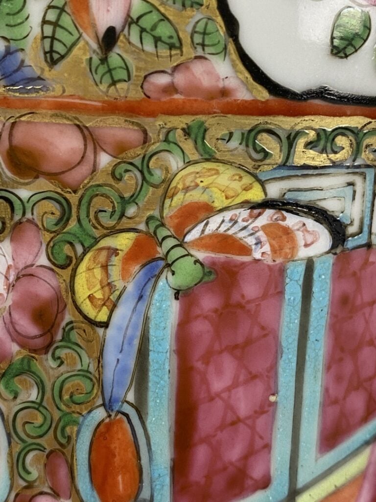 Paire de vases balustre en porcelaine émaillée polychrome, Canton - Chine - A d…