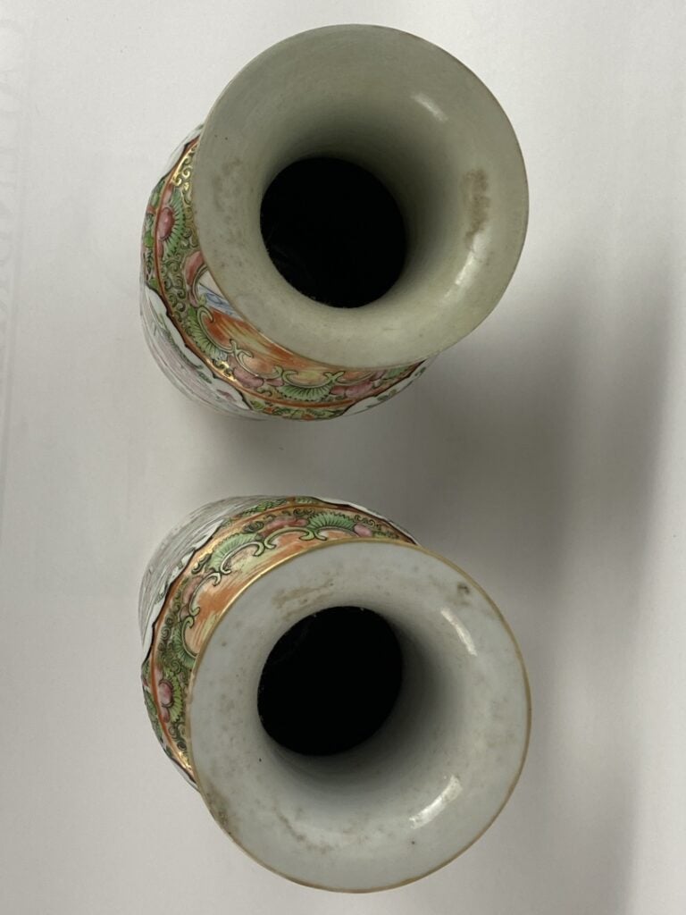 Paire de vases balustre en porcelaine émaillée polychrome, Canton - Chine - A d…