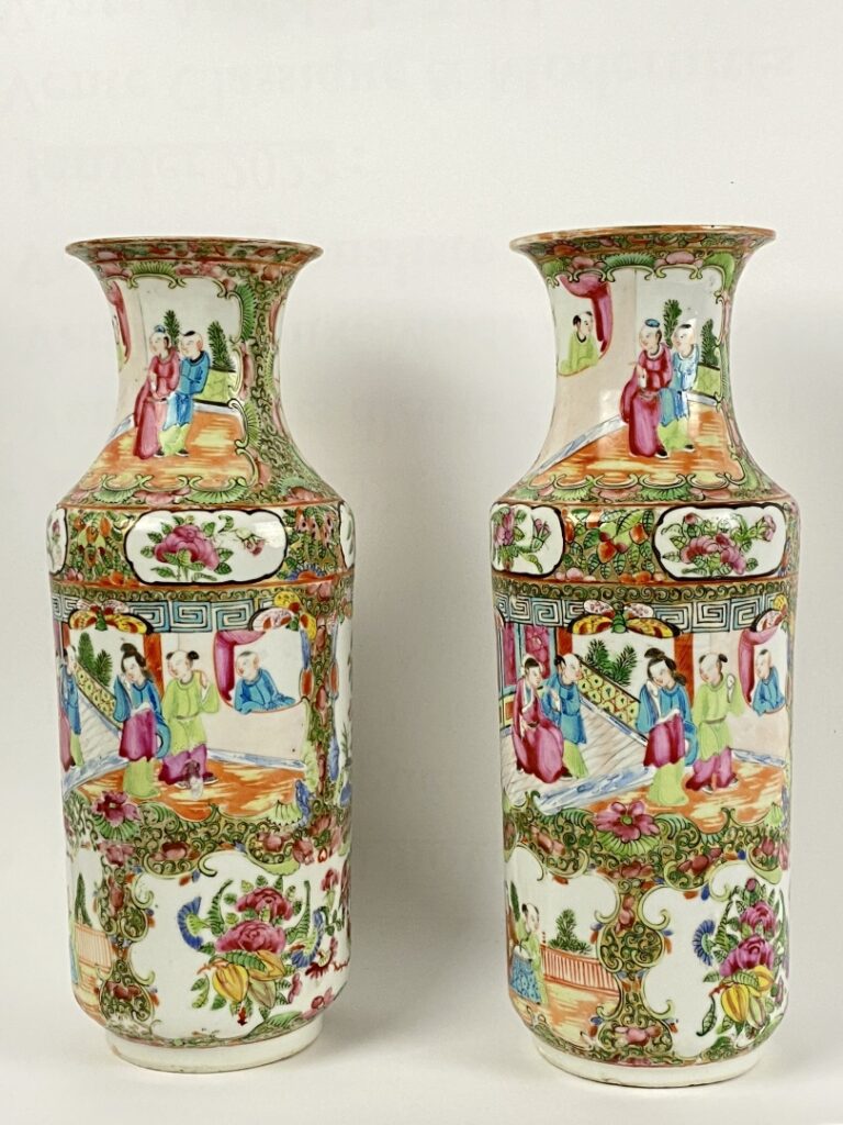 Paire de vases balustre en porcelaine émaillée polychrome, Canton - Chine - A d…