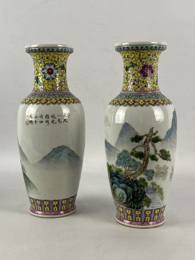 Paire de vases balustre en porcelaine et émaux dans le goût de la famille rose…
