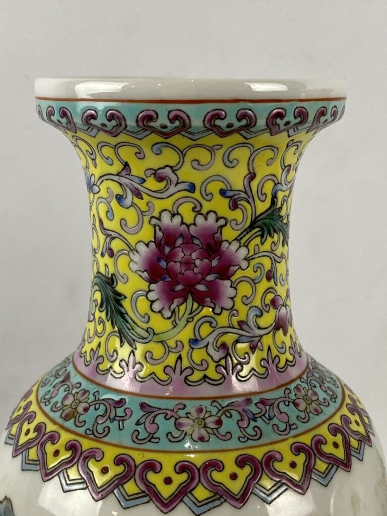 Paire de vases balustre en porcelaine et émaux dans le goût de la famille rose…