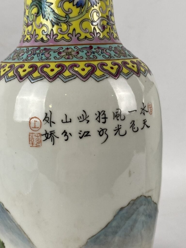 Paire de vases balustre en porcelaine et émaux dans le goût de la famille rose…