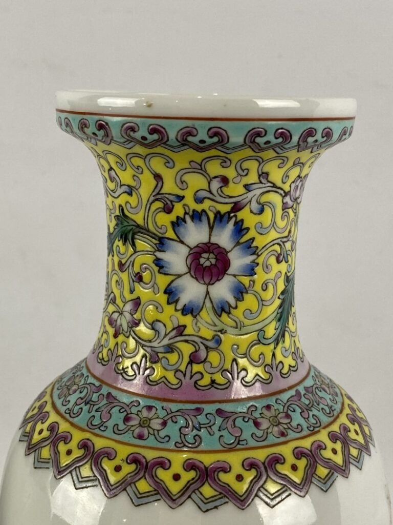 Paire de vases balustre en porcelaine et émaux dans le goût de la famille rose…