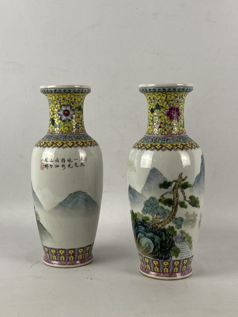 Paire de vases balustre en porcelaine et émaux dans le goût de la famille rose…
