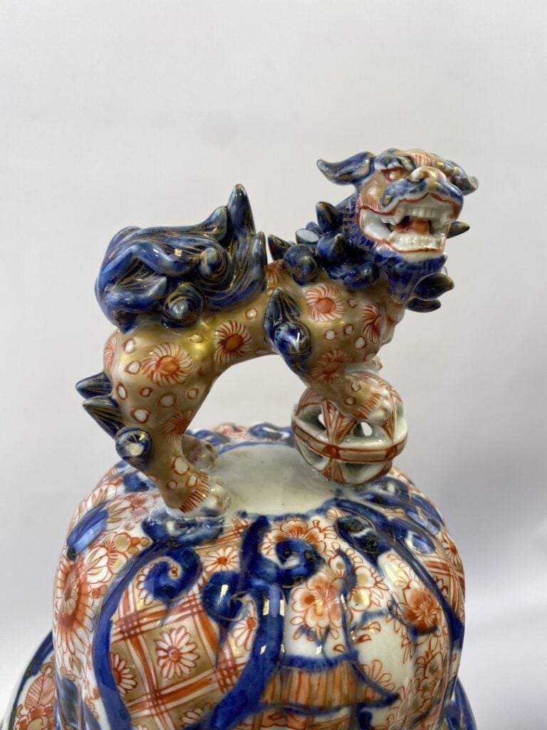 PAIRE DE VASES BALUSTRES A BORDURES CÔTELEES EN PORCELAINE, IMARI - Japon - A d…