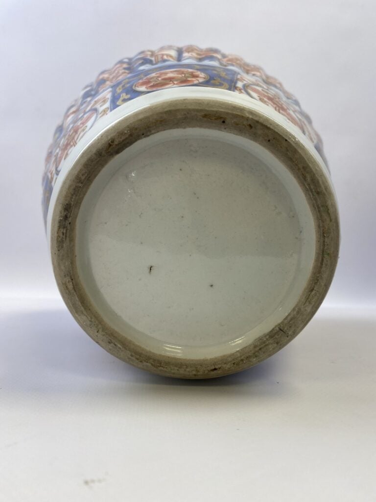 PAIRE DE VASES BALUSTRES A BORDURES CÔTELEES EN PORCELAINE, IMARI - Japon - A d…