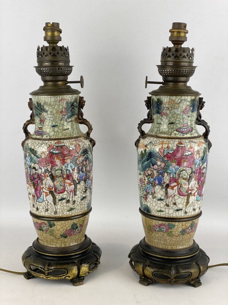 Paire de vases balustres composés en porcelaine craquelée céladonnée, de Canton…