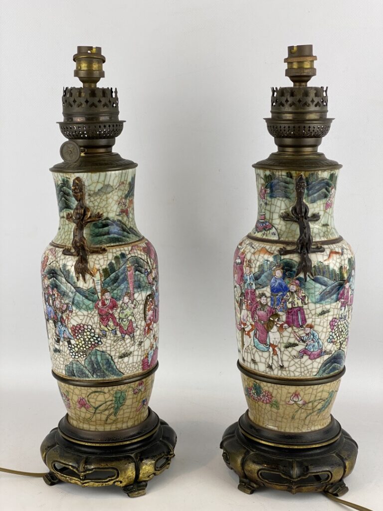 Paire de vases balustres composés en porcelaine craquelée céladonnée, de Canton…